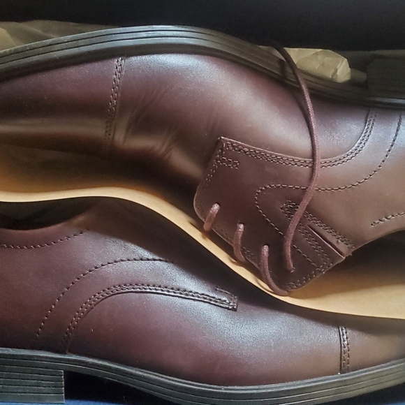 Clark's Griswalds brandy new size 10.5 3E BNIB guaranteed to last 5 years. - Picture 11 of 14